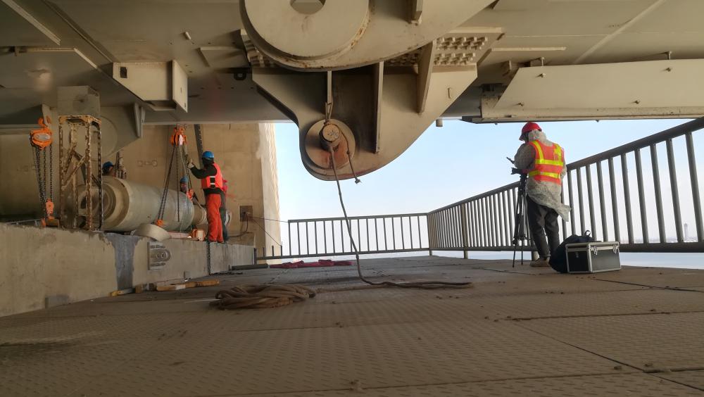 苏通大桥支座维修工程