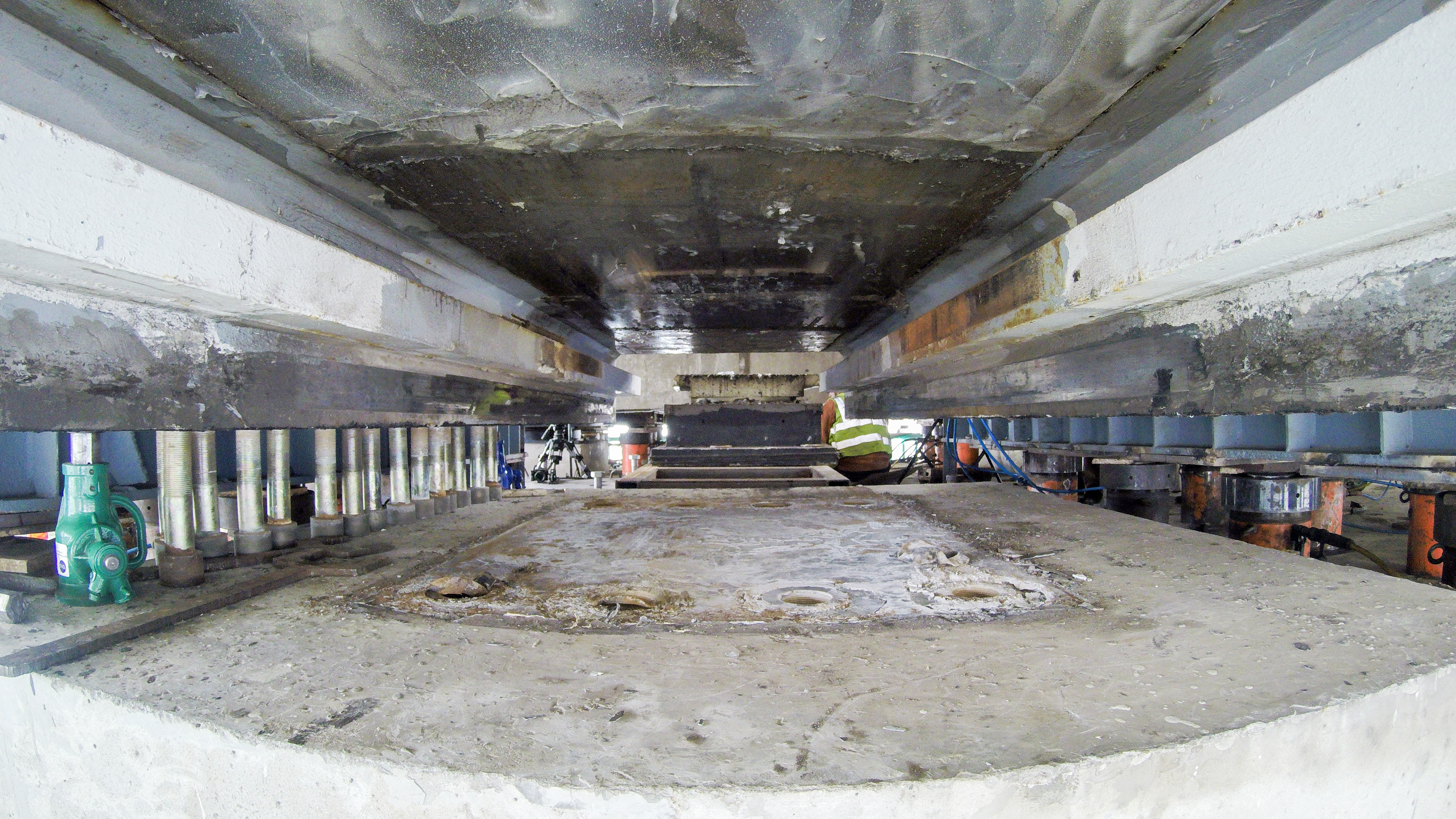 苏通大桥支座维修工程