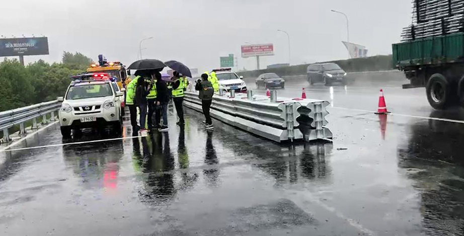 苏通大桥“一路三方”港湾式联合执勤点启用仪式